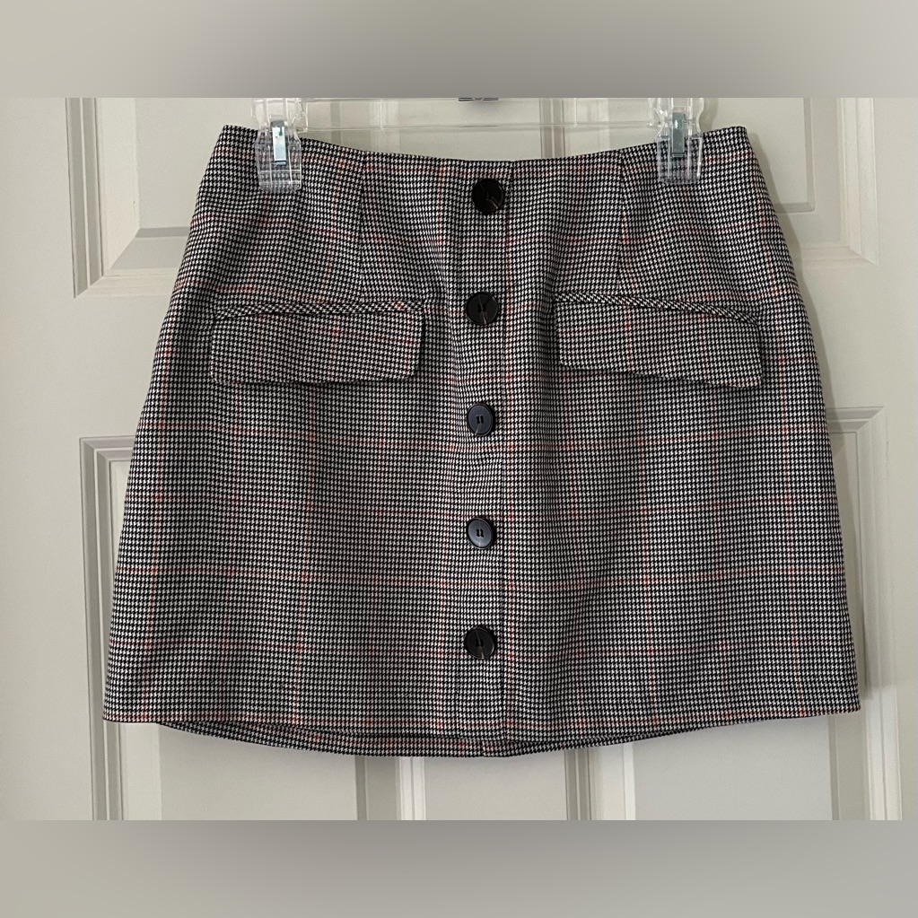 - Forever 21 Contemporary Black Tan Houndstooth A-Line Mini Skirt. Size M